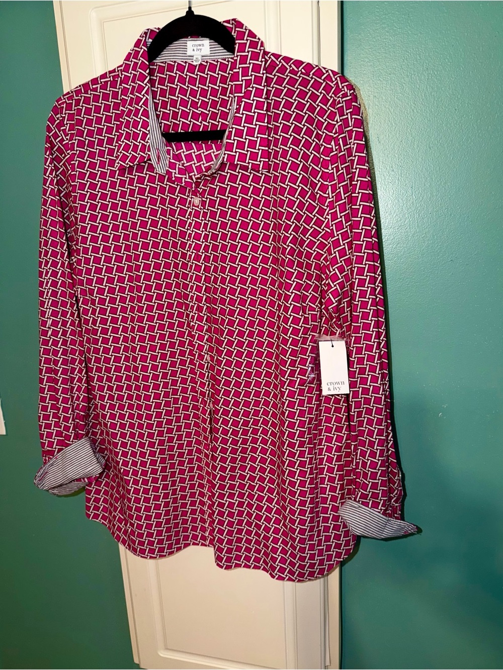 Crown & Ivy Women’s Geometric Print Button-Up Shirt - Fuchsia Pink